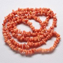   Bambuszkorall (festett narancsos korall színű) splitter / szemcse - gömbölyített szemű - kb. 85cm-es szál