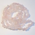   Rózsakvarc ásvány splitter / szemcse - gömbölyített szemű - kb. 85cm-es szál