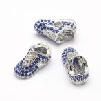  Cirkónia kristályos, ródium színű 13,5x6x6,5mm-es cipő gyöngy, babaváró ékszerhez - kék, furat: 2mm