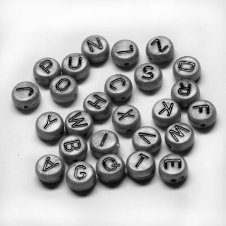 Akril betű gyöngy - 7x3,5mm-es - F