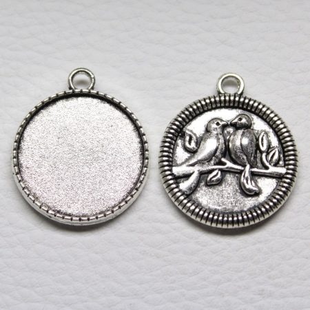Tibeti stílusú ragasztható fém medál alap - antik ezüst színű 32x28mm-es, 25mm-es kabosonhoz
