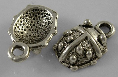 Tibeti stílusú fém medálka / fityegő - antik ezüst színű 15x10mm-es katica