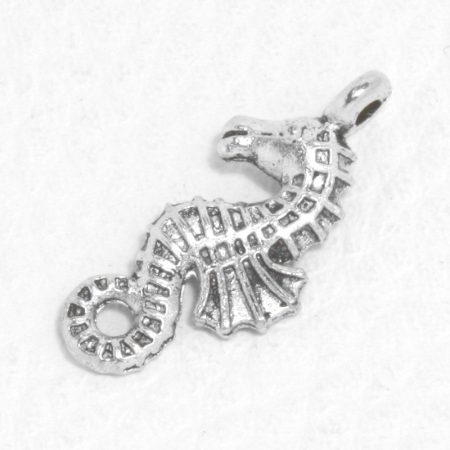 Tibeti stílusú fém medál / fityegő - antik ezüst színű 23x11mm-es csikóhal
