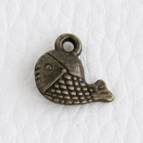 Tibeti stílusú fém medál / fityegő - antik bronz színű 12x12,5mm-es hal