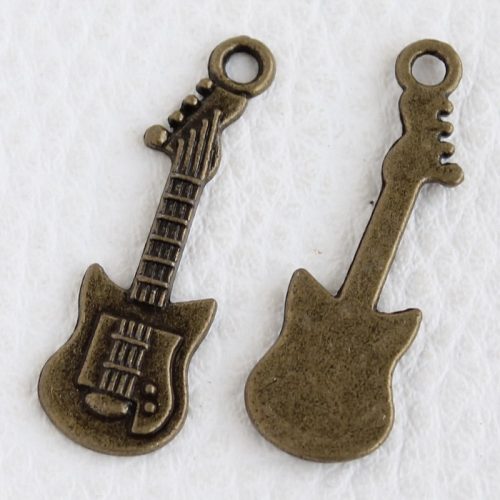 Tibeti stílusú fém medálka / fityegő - antik bronz színű 32x10mm-es gitár