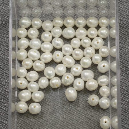 Édesvízi tenyésztett gyöngy, fehér- kb. 6x7mm-es - 1db